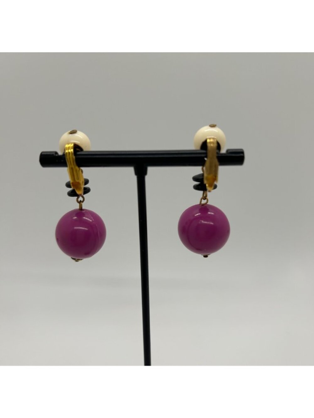 Vintage 1960s Dangle Earrings Clip-On Acrylic Pink White & Black Mod Design - Picture 4 of 12
